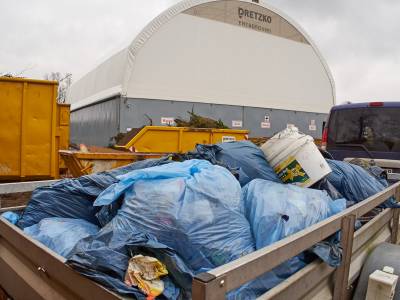 Fast. 2 m³ Müll konnten aufgesammelt und bei Firma Dretzko kostenlos entsorgt werden. - Fast. 2 m³ Müll konnten aufgesammelt und bei Firma Dretzko kostenlos entsorgt werden.