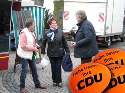 Am Gründonnerstag auf dem Wochenmarkt in Schlangen verteilt die CDU traditionell einen kleinen Ostergruß. - Am Gründonnerstag auf dem Wochenmarkt in Schlangen verteilt die CDU traditionell einen kleinen Ostergruß.