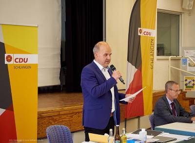 Marcus Püster, 
Bürgermeisterkandidat und Vorsitzender der CDU Schlangen begrüßt CDU-Mitglieder und Gäste. - Marcus Püster, 
Bürgermeisterkandidat und Vorsitzender der CDU Schlangen begrüßt CDU-Mitglieder und Gäste.