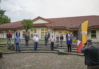 Als CDU Bewerber für den Schlänger Gemeinderat wurden gewählt:
Marcus Püster (Wahlbezirk 1), Stephanie Flüter (Wb. 2), Hannes Schoodt (Wb. 3), Volker Kamp (Wb. 4), Matthias Buchheim (Wb. 5), Dirk Hofschlag (Wb. 6), Stefan Kehres (Wb. 7), Pascal Rügge (Wb. 8), Dominik Guse (Wb. 9), Manuela Schauf (Wb. 10), Sina Gurcke (Wb. 11), Dr. jur. Walther Husberg (Wb. 12), Reinhard Richter (Wb. 13).

Foto: Gäste, Mitglieder und Gewählte der Versammlung beim Pressefoto. - Als CDU Bewerber für den Schlänger Gemeinderat wurden gewählt:
Marcus Püster (Wahlbezirk 1), Stephanie Flüter (Wb. 2), Hannes Schoodt (Wb. 3), Volker Kamp (Wb. 4), Matthias Buchheim (Wb. 5), Dirk Hofschlag (Wb. 6), Stefan Kehres (Wb. 7), Pascal Rügge (Wb. 8), Dominik Guse (Wb. 9), Manuela Schauf (Wb. 10), Sina Gurcke (Wb. 11), Dr. jur. Walther Husberg (Wb. 12), Reinhard Richter (Wb. 13).

Foto: Gäste, Mitglieder und Gewählte der Versammlung beim Pressefoto.