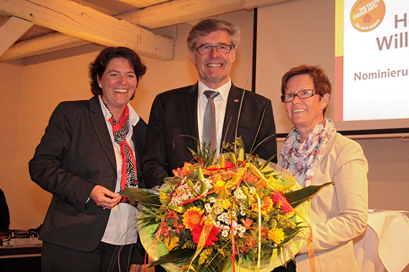 Freut sich ber das hervorragende Abstimmungsergebnis bei der Aufstellungsversammlung: Landrat Friedel Heuwinkel (Mitte) mit Ehefrau Marie-Luise (re.) und der CDU-Kreisvorsitzenden Kerstin Vieregge (li.) 